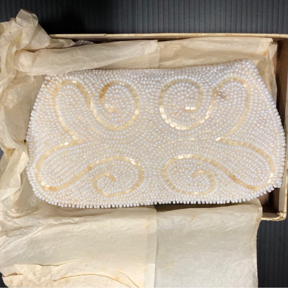 Vintage White Swirl Seed Beaded Clutch With Zip Closure